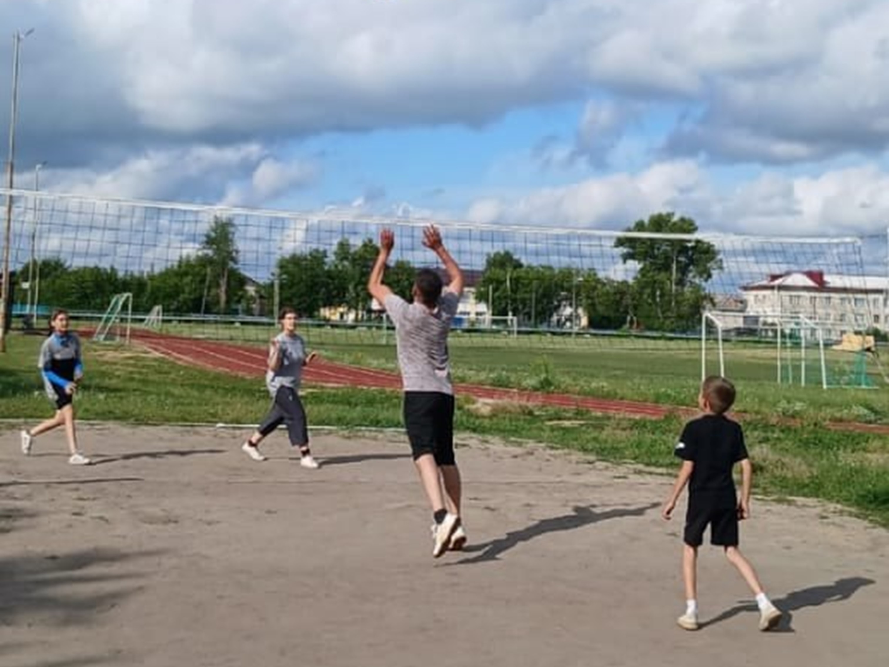 Всей семьей на волейбол.